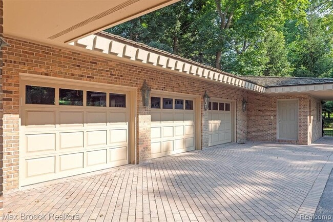 Building Photo - 3333 W Shore Dr