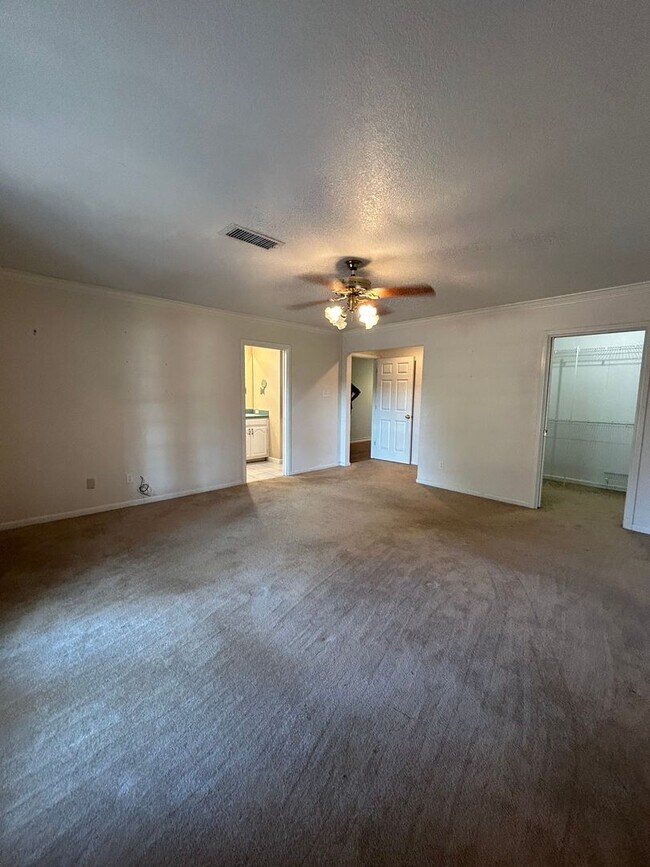 Building Photo - Beautiful Large Family Home!!!