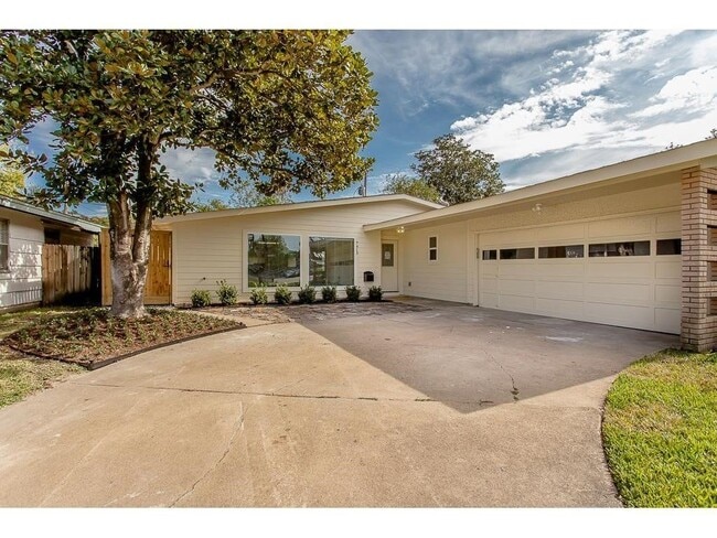 Primary Photo - 7413 Albacore Dr