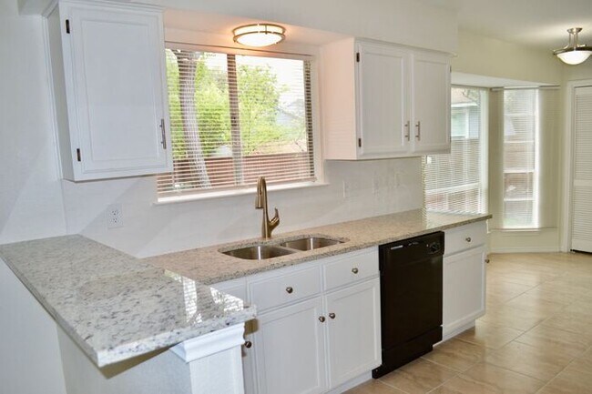 Building Photo - Freshly remodeled 3 bed 2 bath home!
