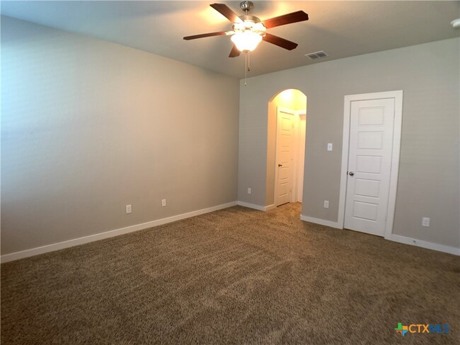 Building Photo - 537 Creekside Frst
