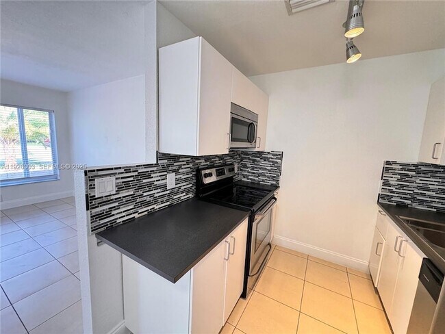 Building Photo - 1400 N 70th Way