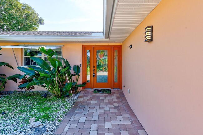 Building Photo - 3-Bedroom, 2-Bath Seminole Home – Fully Furnished & Move-In Ready!