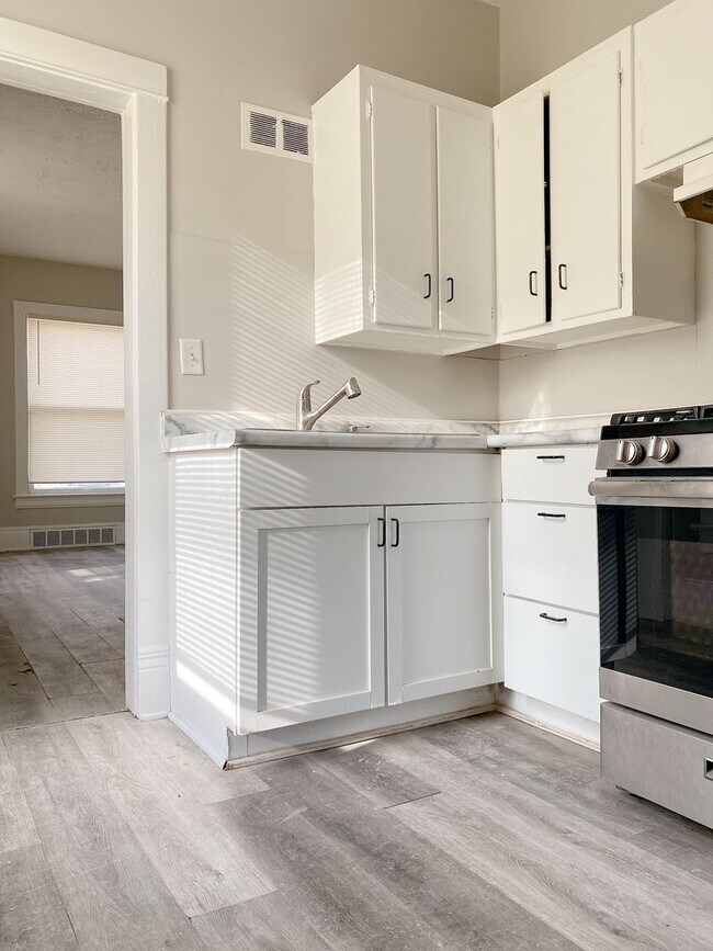 Building Photo - Large 2 bed 1 bath house
