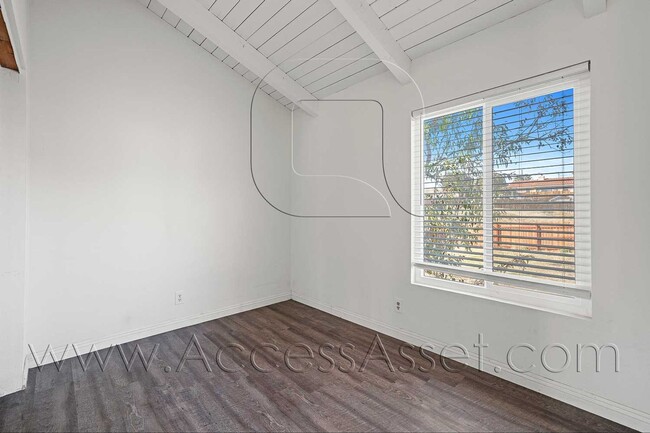 Building Photo - Charming Upstairs 2 Bed/1 Bath Unit With F...