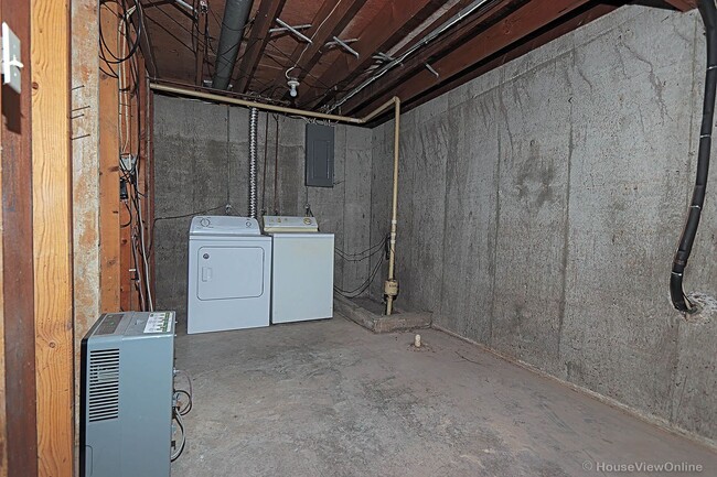 Building Photo - House Close To Campus!