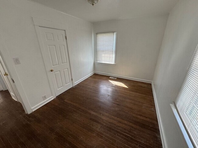 Building Photo - 3 Bedroom, 1 Bathroom Home - Located near ...