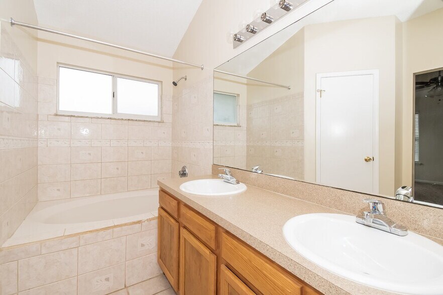 Building Photo - 407 Rolling Rock Ct