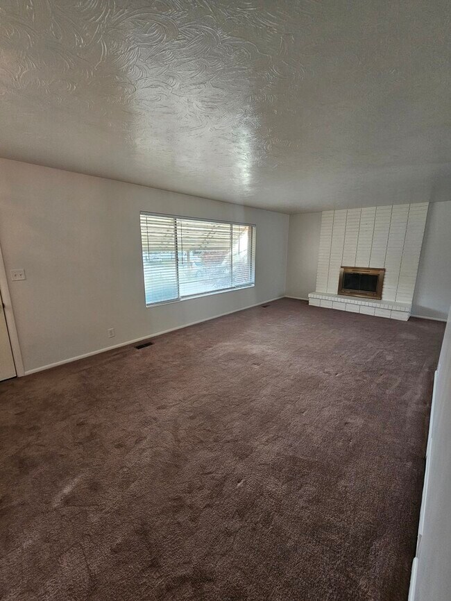 Building Photo - 4 bed 2 bath Home in Murray