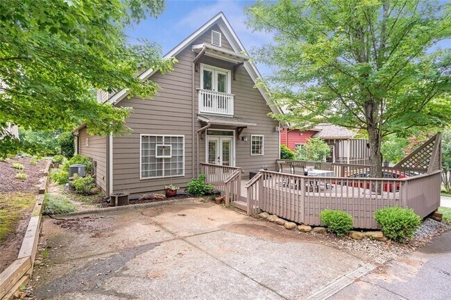 Building Photo - 1368 Park Walk SE