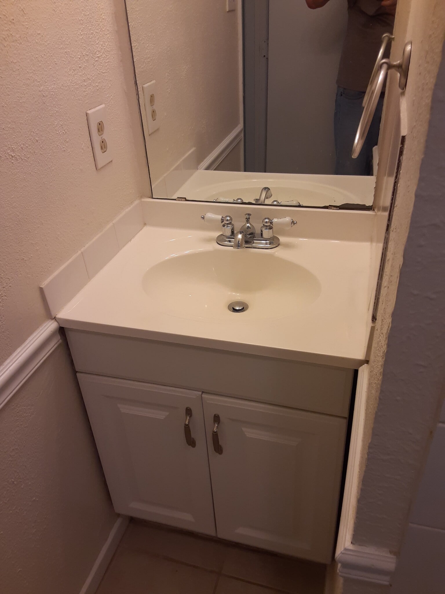 master bath vanity - 3324 Dorothy Ln