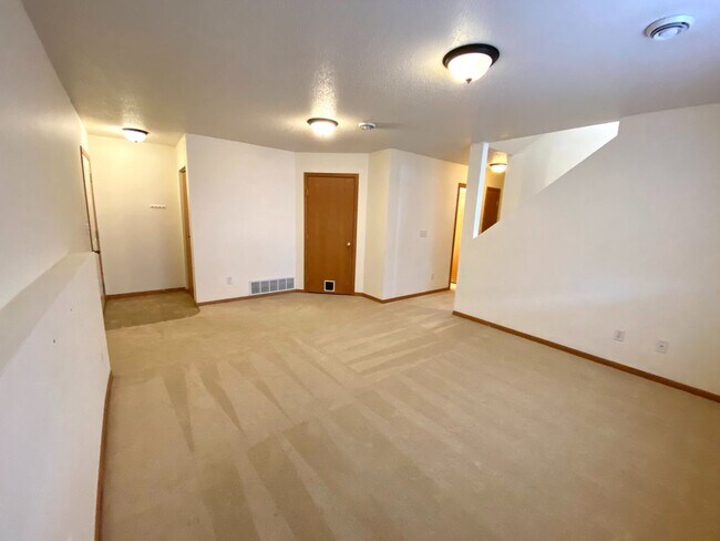 Building Photo - 3 bed Twinhome!!