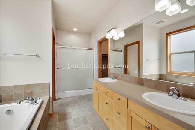 Building Photo - Radiant 3-bedroom Home in Downtown Canby