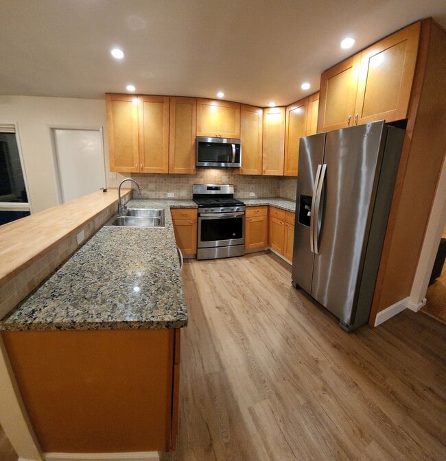 Building Photo - 5 bed 3.5 bath home close to campus!