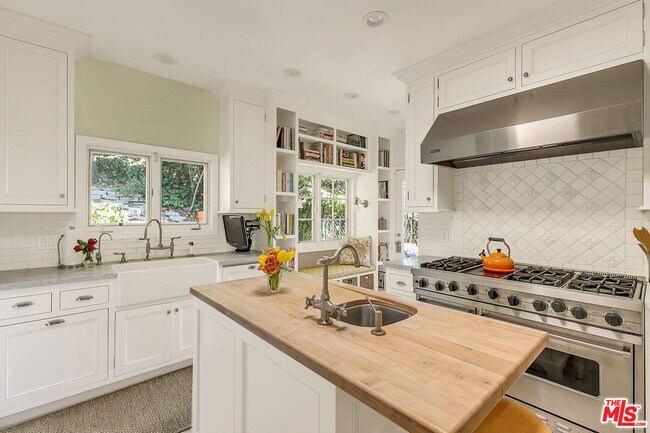 Building Photo - 6203 Temple Hill Dr