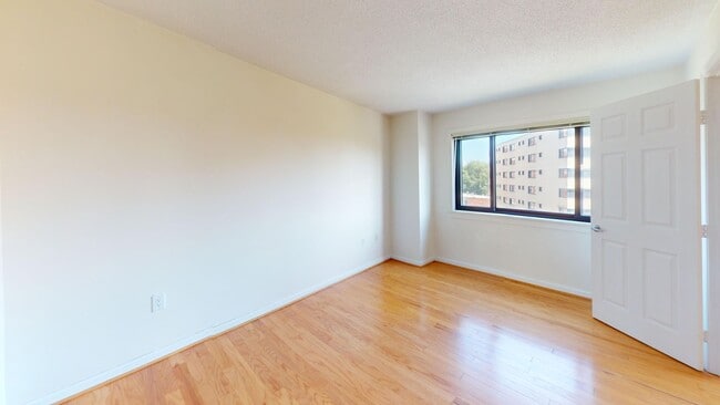 Building Photo - Dupont Circle One Bedroom W/Off Street Par...