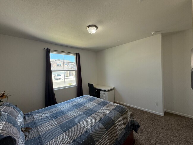 Building Photo - Must See! Fully furnished 3 bedroom, 2 bat...