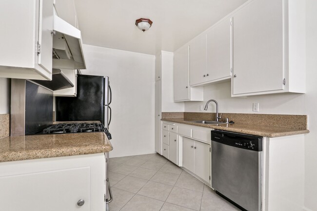 Building Photo - 937 6th St in Santa Monica - North of Wils...