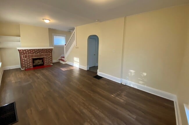 Building Photo - 271 Gift St.