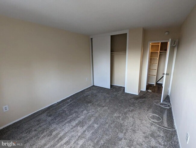 Building Photo - Available Now - High-Floor 1-Bedroom Condo at RiverWest in Center City