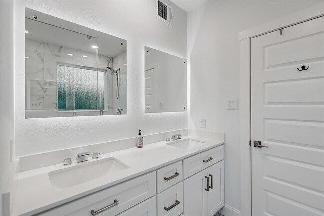 Building Photo - 5006 Golden Forest Dr