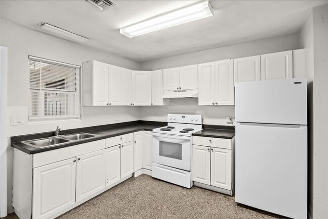 Building Photo - 2 Bedroom 1 Bath Duplex