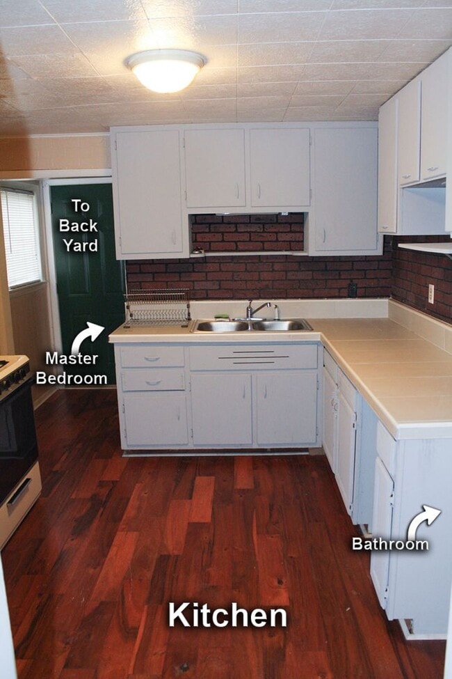 Building Photo - 2 bed 1 bath home with garage