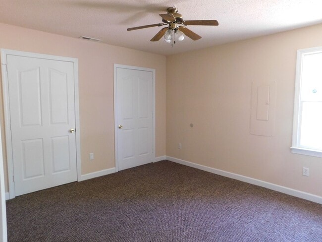 Building Photo - Cozy Home