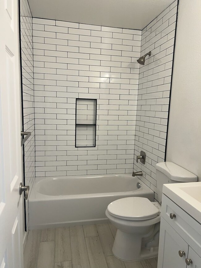 Building Photo - Newly renovated Beauty!