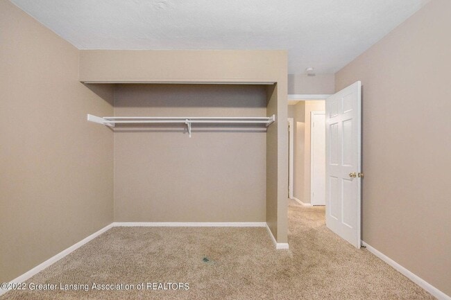 Building Photo - 858 E Greenlawn Ave