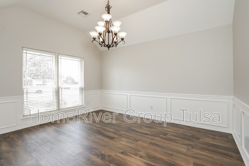 Building Photo - 13313 E 43rd St
