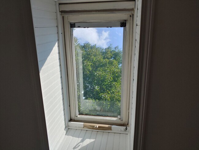 Building Photo - Fully Furnished Executive Sander's Beach Rental