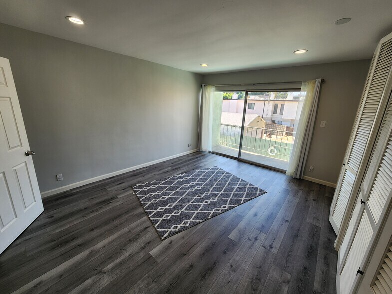 Building Photo - 12744 Moorpark St