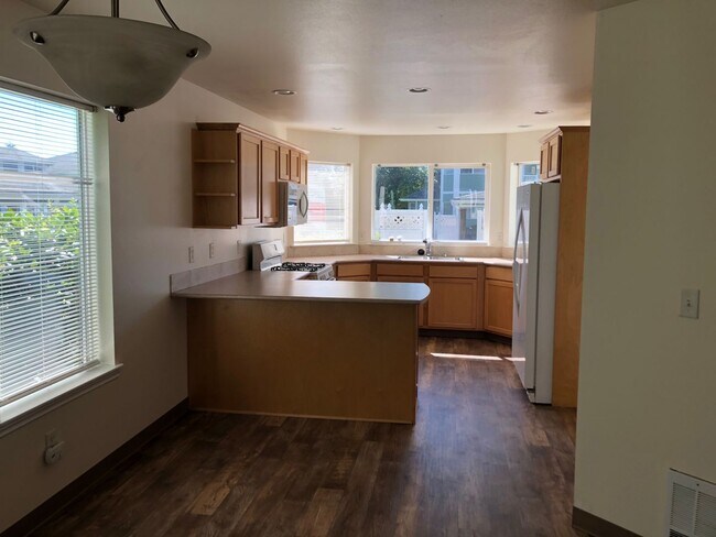 Building Photo - Walnut Grove 2 Bedroom, 2 Bath Condominium