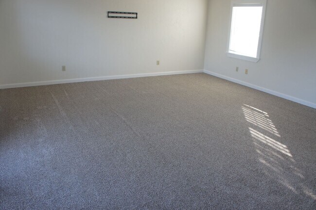 Building Photo - Lots of room