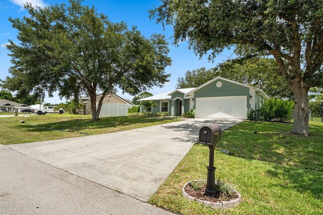 Building Photo - 522 SW S Quick Cir