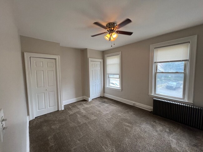 Building Photo - HUGE 3-Bedroom home in Bellevue!