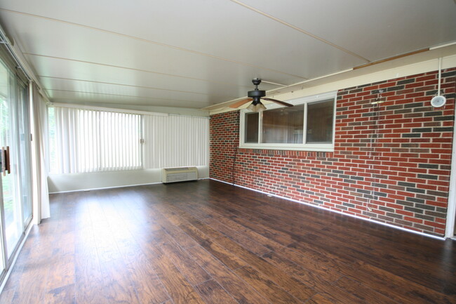 Building Photo - 4029 Knollbrook Dr NW