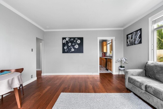 Building Photo - 1925 Leavenworth St