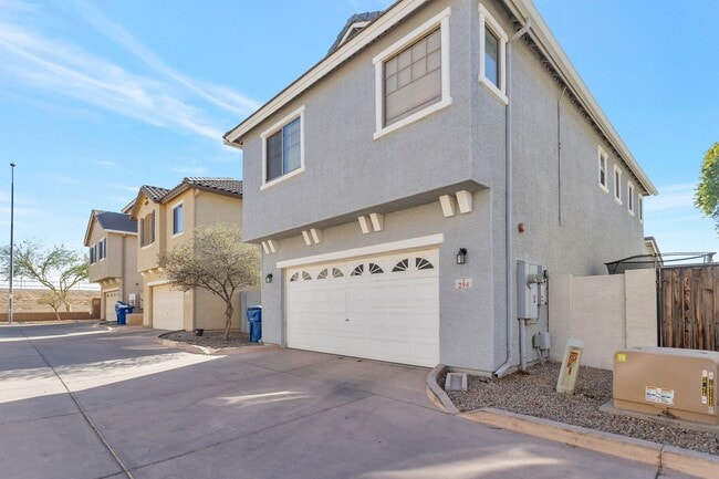Building Photo - Welcome to this beautiful 3 bedroom, 2.5 bathroom home located in Avondale, AZ