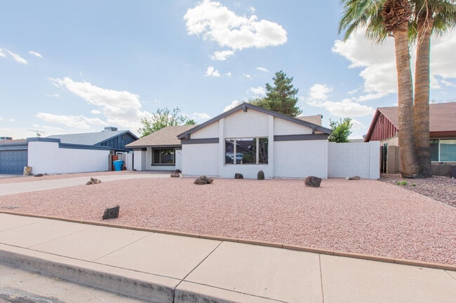 Building Photo - 2607 E Larkspur Dr