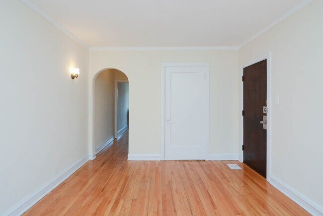 Building Photo - 2115 W Ainslie