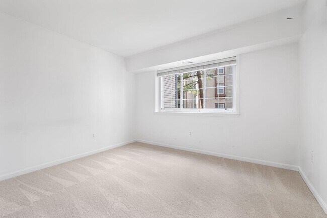 Building Photo - 6910 Victoria Dr