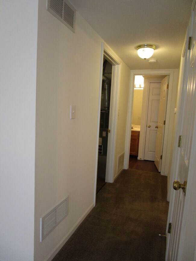 Building Photo - 5004-5006 Betty Jean Way