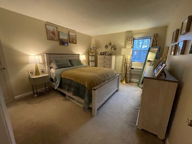 Building Photo - 804 Centre St