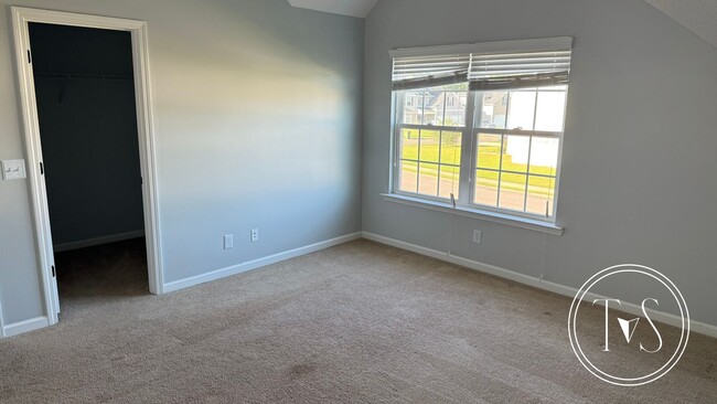Building Photo - RATE DROP ALERT (was $3200/month)!