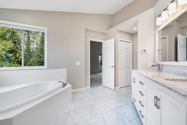 Building Photo - Spacious 5 Bedroom 3 Bath Home w/ 3-Car Garage and New Updates!