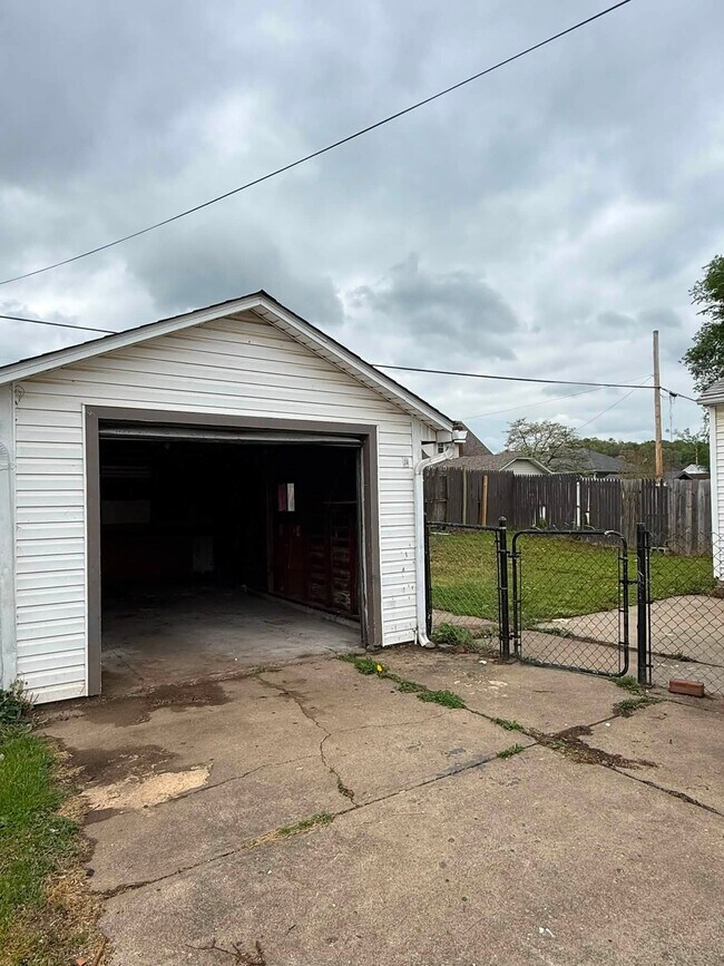 Building Photo - 926 Fess St