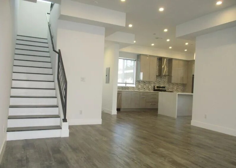 Building Photo - 1211 N Mariposa Ave