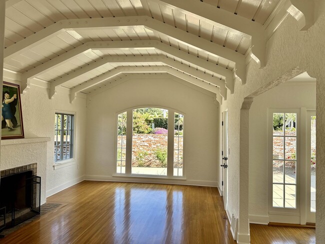 Building Photo - 1888 Viking Way